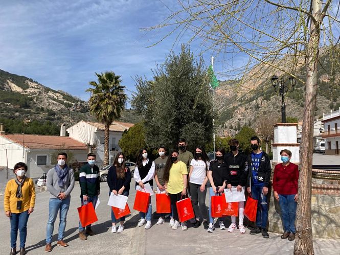 Jóvenes de Moclín durante la celebración del Día de Andalucía (PUEBLOS DE MOCLÍN) 