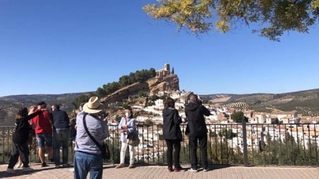 Turistas en uno de los miradores de Montefrío (AYTO. MONTEFRÍO) 