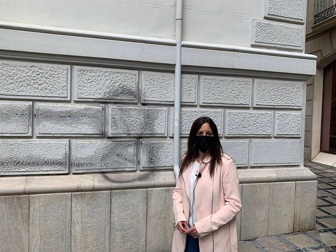 La concejal de Vox en el Ayuntamiento granadino Mónica Rodríguez Gallego, ante una pintada en el Consistorio (VOX GRANADA) 