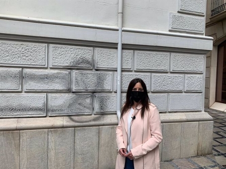 La concejal de Vox en el Ayuntamiento granadino Mónica Rodríguez Gallego, ante una pintada en el Consistorio (VOX GRANADA) 