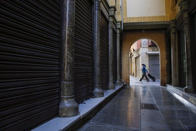 Calle Zacatin, una de las calles comerciales de la ciudad de Granada, vacía y con sus comercios y bares cerrados (ÁLEX CÁMARA - EUROPA PRESS) 
