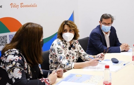 La secretaria general del PSOE-A, Susana Díaz, entre la presidenta de la Mancomunidad de Municipios de la Costa Tropical, María José Sánchez, y el secretario provincial socialista, José Entrena (RAUL Díaz-PSOE) La secretaria general del PSOE-A, Susana Díaz, entre la presidenta de la Mancomunidad de Municipios de la Costa Tropical, María José Sánchez, y el secretario provincial socialista, José Entrena (RAUL Díaz-PSOE)