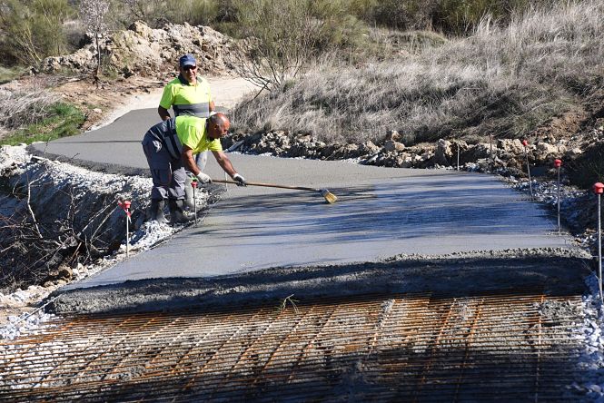 Asfaltado de un camino rural de la provincia (R. MARTINEZ / DIPGRA)
