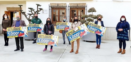 Entrega de los cheques a los ganadores de `El gran sorteo del comercio` organizado por el Ayuntamiento de Cúllar Vega (AYTO. CÚLLAR VEGA)