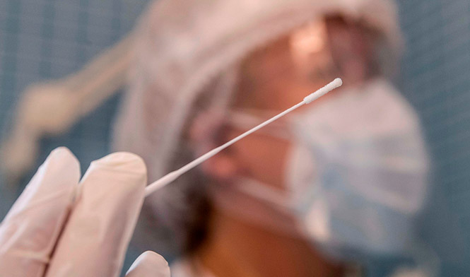 Un sanitario con el material para realizar una PCR (JUNTA ANDALUCÍA) 