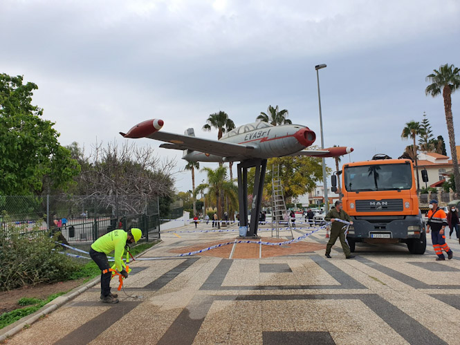 Imagen del desmontaje del avión (AYTO. MOTRIL)