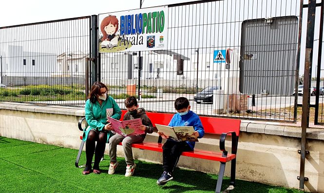 escolares del colegio Francisco Ayala junto a la coordinadora de la biblioteca, Clara Ortuño, en el nuevo `Bibliopatio` (AYTO. CÚLLAR VEGA)