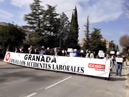 Concentración para denunciar la muerte de un trabajador del Clínico (CCOO)