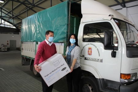 La Subdelegada del gobierno con una caja con mascarillas (SUBDELEGACIÓN)