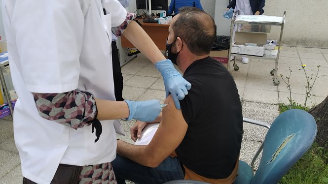 Imagen de la vacunación de un Policia Local (AYTO. ALMUÑÉCAR)