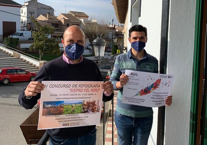 El alcalde de Otura y el concejal de Cultura, durante la presentación del V Concurso de Fotografía y el VI Certamen de Relato Corto `Suspiro del Moro` (AYTO. OTURA) 