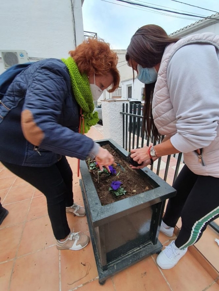 Dos vecinas en el momento de la plantación (PUEBLOS DE MOCLÍN) 