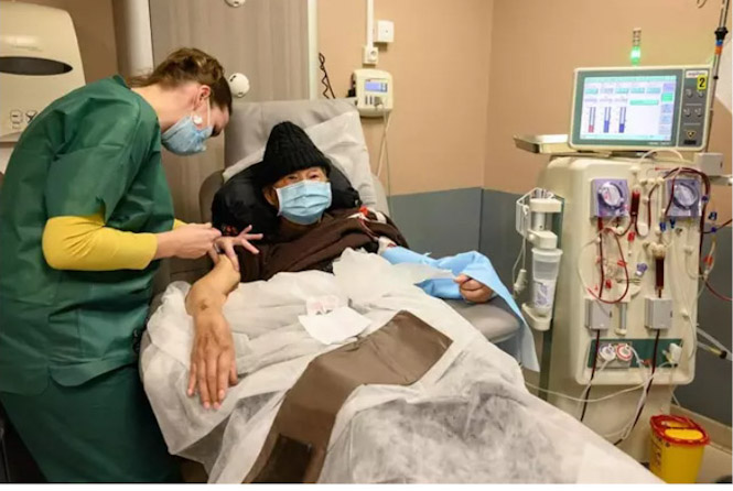 Una anciana recibe la vacuna del coronavirus (BERTRAND GUAY /AFP/DPA) 