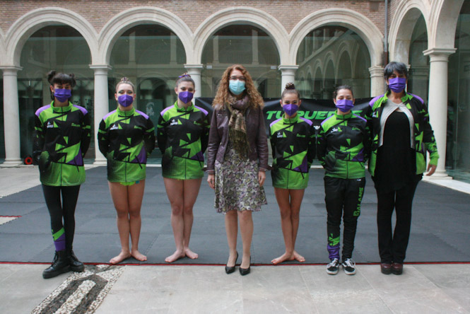 La Delegada de Educación y Deporte, Ana Berrocal con las gimnastas del Club Balans