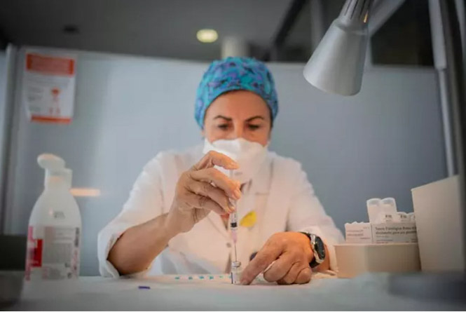 Una enfermera prepara la vacuna Pfizer-BioNtech contra el COVID-19 (DAVID ZORRAKINO - EUROPA PRESS) 