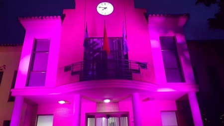 la fachada del Ayuntamiento de Vegas del Genil iluminada de morado por el 8M (AYTO. VEGAS DEL GENIL)