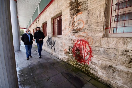 Imagen de la visita a la piscina de Arabial (PSOE)