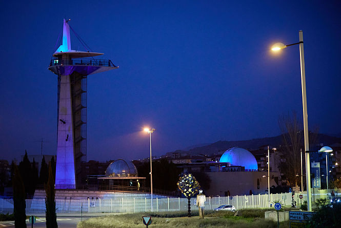 El Parque de las Ciencias iluminado de azul (PARQUE DE LS CIENCIAS)
