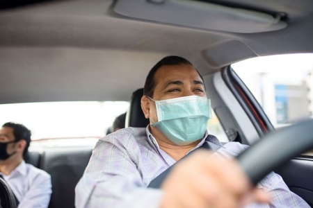 Un trabajador de UBER durante un trayecto (UBER)