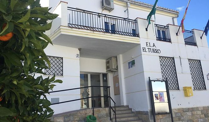 Fachada de el Ayuntamiento de El Turro (IU)