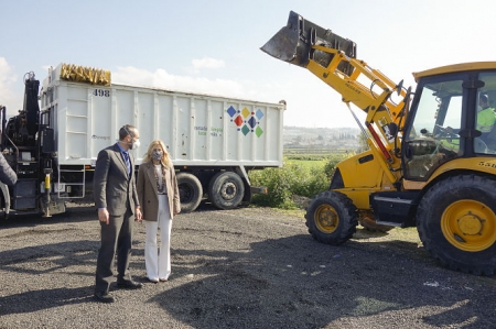 La Concejala de Medio Ambiente ha visitado la recogida de cascajo (JAVIER ALGARRA / AYUNTAMIENTO)
