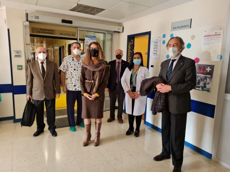 Ana Berrocal e Indalecio Sánchez Montesinos han visitado el aula hospitalaria (JUNTA)