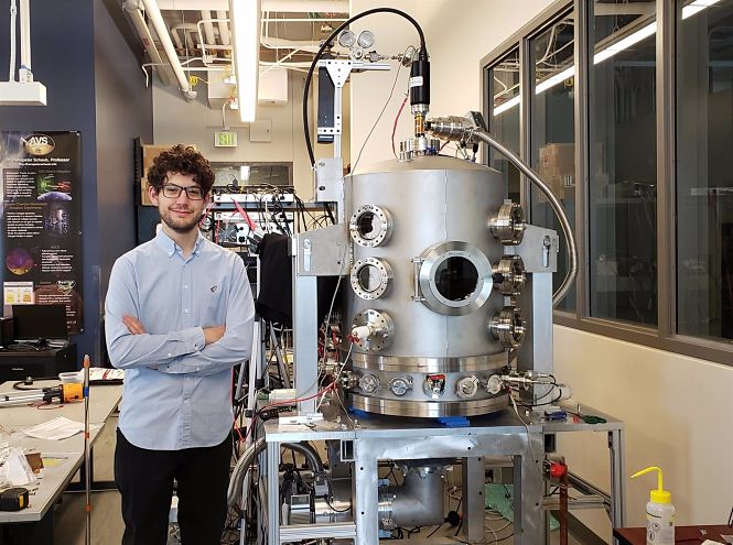 Álvaro Romero Calvo junto a la cámara de vacío de su laboratorio (JOSHUA NELSON) 