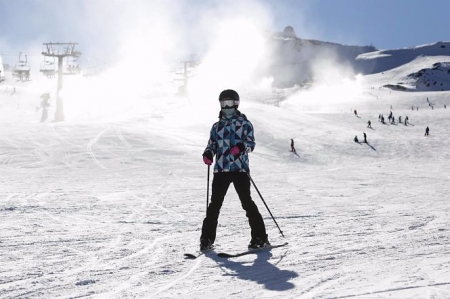 Esquiadores con mascarillas en la estación de esquí de Sierra Nevada, en imagen de archivo (ÁLEX CÁMARA - EUROPA PRESS) 
