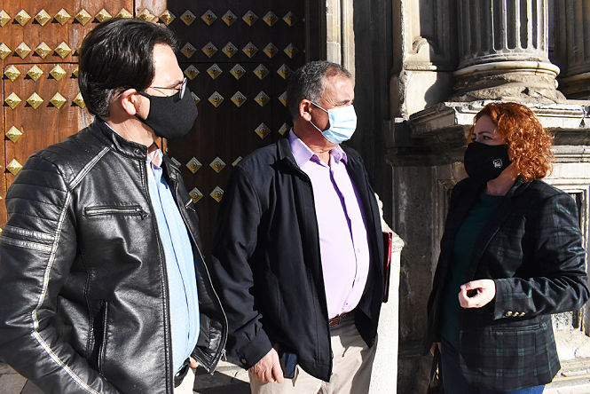 Alonso Segura a la entrada a la Audiencia Provincial (IU)