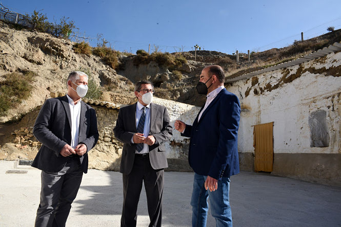 Imagen de la visita a Fonelas (R. MARTÍNEZ / DIPGRA) 