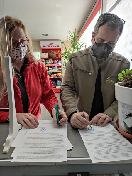 El concejal de Bienestar Animal y Medio Ambiente de Vegas y la presidenta de la Sociedad Protectora de Animales y Plantas de Granada, durante la firma del convenio (AYTO. VEGAS DEL GENIL) El concejal de Bienestar Animal y Medio Ambiente de Vegas y la presidenta de la Sociedad Protectora de Animales y Plantas de Granada, durante la firma del convenio (AYTO. VEGAS DEL GENIL)