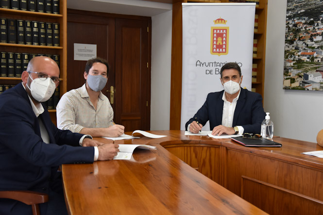 Imagen de la firma del convenio (AYTO. BAZA) 