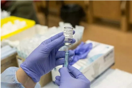 Una profesional sanitaria sostiene un vial de la vacuna AstraZeneca contra la COVID-19 (JORGE ARMESTAR - EUROPA PRESS) 