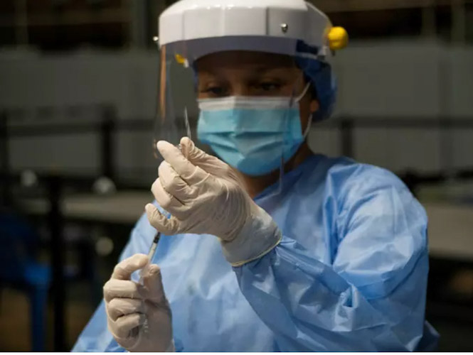 Vacunación contra el COVID-19  (DANIEL GARZON HERAZO / ZUMA WIRE / D / DPA)