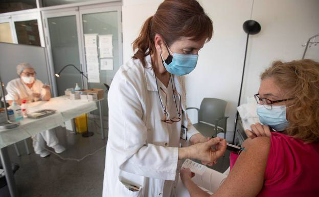 Una sanitaria suministra una vacuna (JUNTA DE ANDALUCIA)