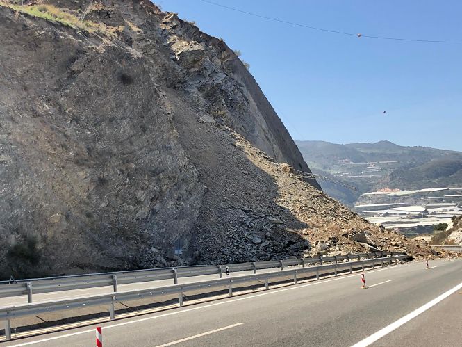 imágenes del derrumbe del talud de tierra en la autovía A7 en Castell de Ferro (Granada) tomadas por los investigadores de la UGR (UGR)