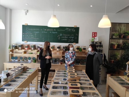 Imagen de la visita de Virginia Fernández a esta empresa granadina (JUNTA)