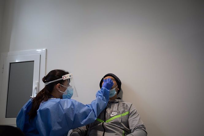 Un hombre se somete a una prueba PCR (DAVID ZORRAKINO - EUROPA PRESS) 