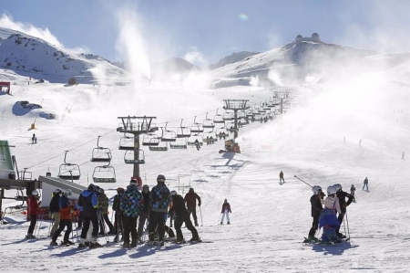 Esquiadores con mascarillas en la estación de esquí de Sierra Nevada (ÁLEX CÁMARA - EUROPA PRESS) 