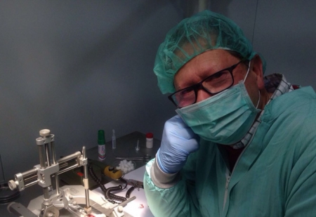 Juan Manuel Jiménez Ramos, investigador del departamento de Psicobiología de la UGR, en el quirófano del Servicio de Experimentación Animal del Campus de Cartuja (UGR)