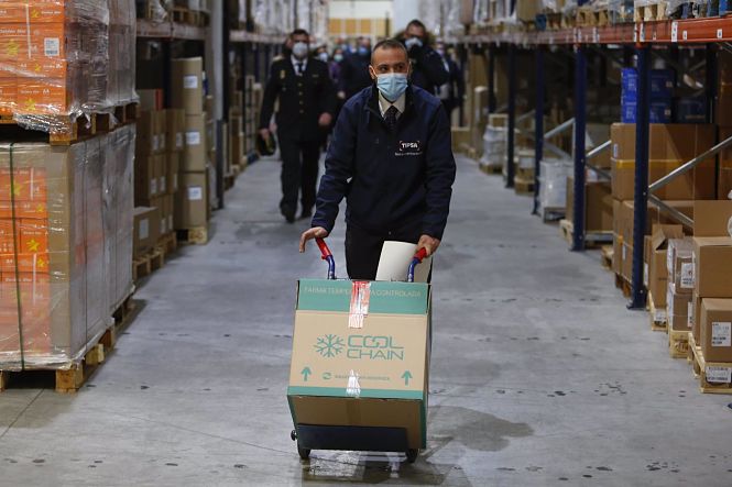 Las primeras dosis de la vacuna contra el coronavirus llegan al Almacén Central del SAS en Atarfe (ÁLEX CÁMARA - EUROPA PRESS) 