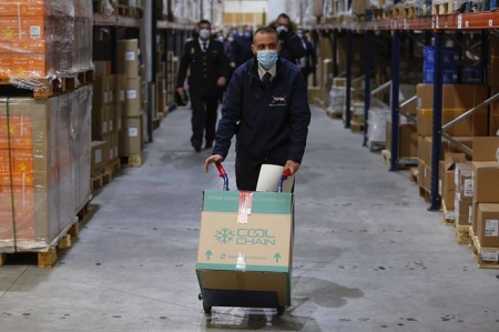 Las primeras dosis de la vacuna contra el coronavirus llegan al Almacén Central del SAS en Atarfe (ÁLEX CÁMARA - EUROPA PRESS) 