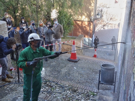 Limpieza de las pintadas en un edificio (JAVIER ALGARRA / AYUNTAMIENTO) Limpieza de las pintadas en un edificio (JAVIER ALGARRA / AYUNTAMIENTO)