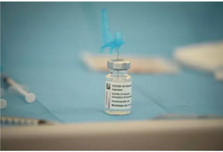 Un vial con la vacuna de AstraZeneca contra la Covid-19 (JORGE GIL / EUROPA PRESS) 