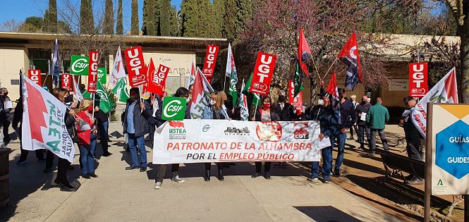 Imagen de la concentración en la sede de la Alhambra (UGT)