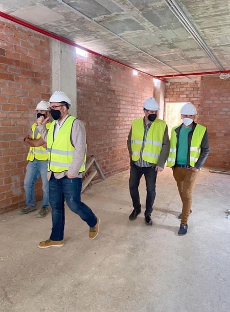 visita del Equipo de Gobierno a las obras del nuevo pabellón de deportes de Vegas del Genil (AYTO. VEGAS DEL GENIL)