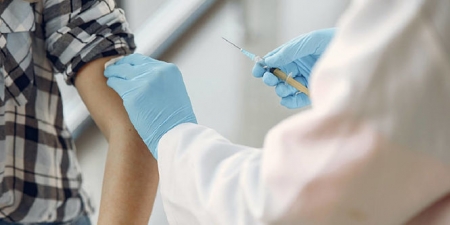 Un sanitario suministra una vacuna (JUNTA DE ANDALUCÍA) 