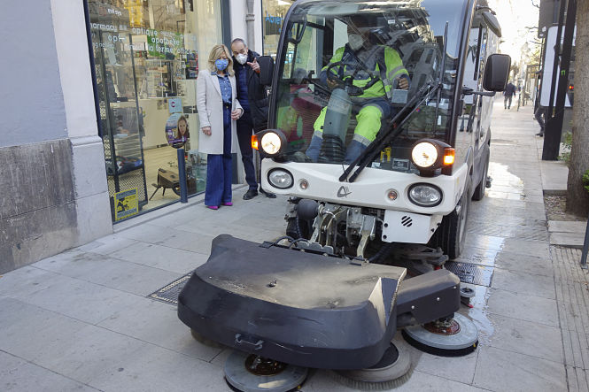 Dispositivo de limpieza en la capital (JAVIER ALGARRA / AYUNTAMIENTO)