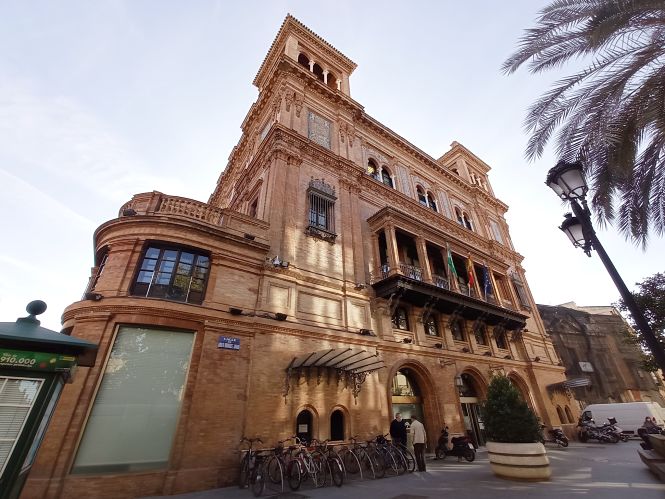 Fachada exterior del Agencia tributaria de Andalucia (JUNTA)