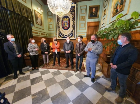 Foto de familia tras la firma del convenio (AYTO. MOTRIL) 